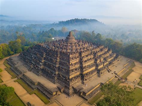 Der Bau des Borobudur-Tempels: Ein spirituelles Meisterwerk der Sailendra-Dynastie und ein Zeugnis für die Blütezeit buddhistischer Kunst in Indonesien